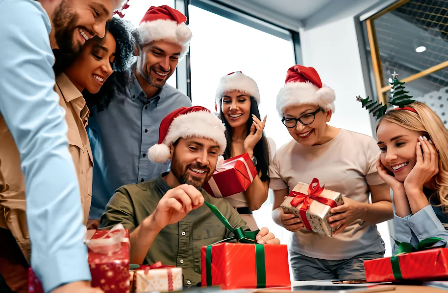 Personas destapando regalos